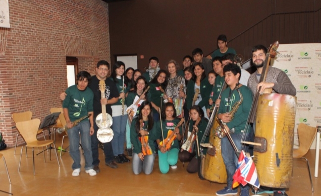 Doña Sofía junto a los jóvenes intérpretes de la Orquesta de Instrumentos Reciclados de Cateura de Paraguay